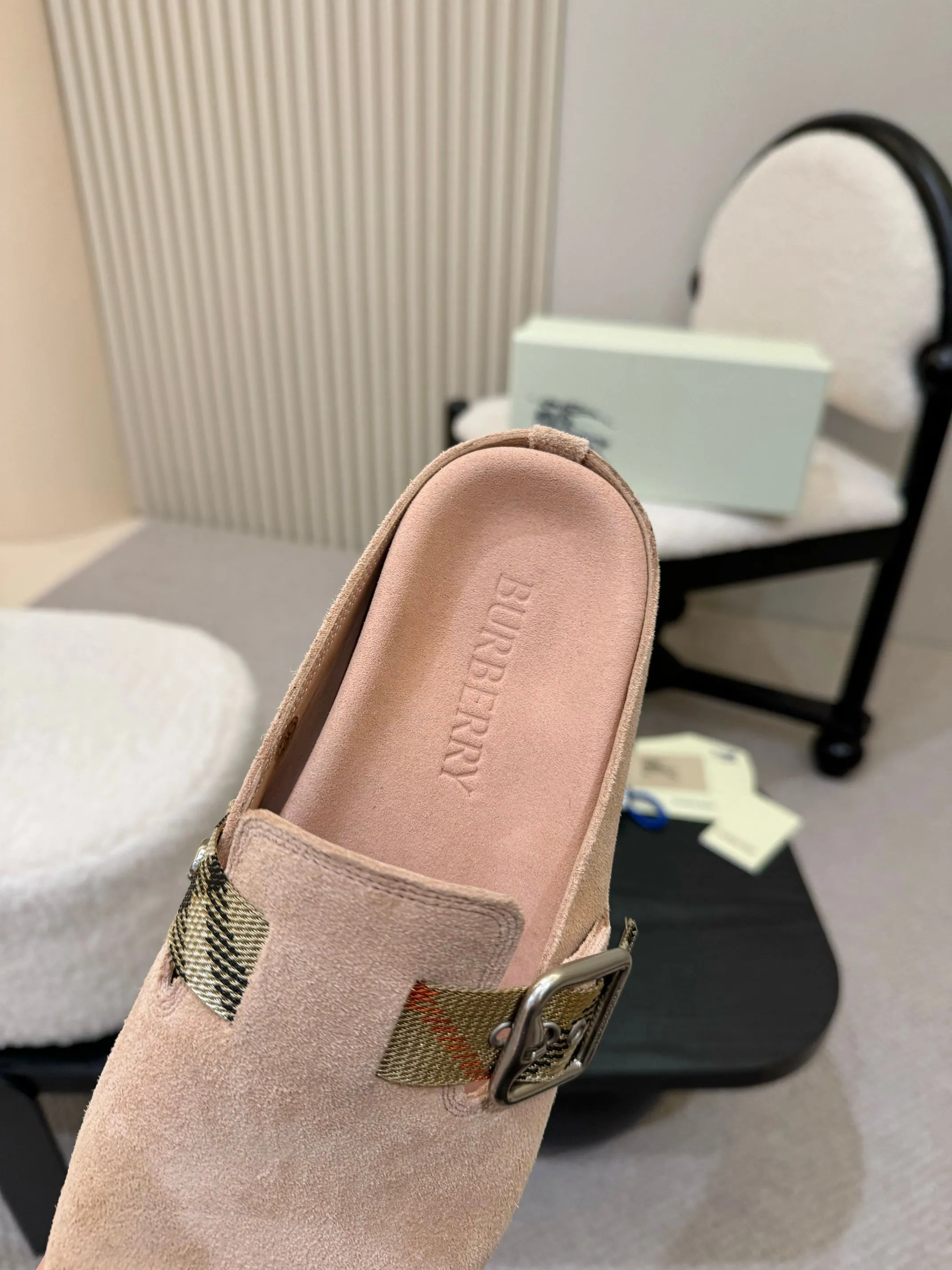 Men's shoes 💰560 Burberry's 2025 popular Birkenstock slippers are released, made of soft suede fabric and refined in Italian workshops. Featuring an embossed plaid pattern and an embossed sole embellished with the archive brand's logo. Features an adjustable B-shaped buckle strap and is embellished with the signature sand-colored Burberry check in jacquard worsted.   ✅Fabric: suede ✅Lining: silk cowhide ✅Outsole: TPU ✅Color: black, brown, pink, apricot, 4 colors available ✅Code number: 35-45 for men and women (35, 45 customized)